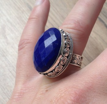 Zilveren ring met ovale facet Lapis Lazuli bewerkte setting 17.5